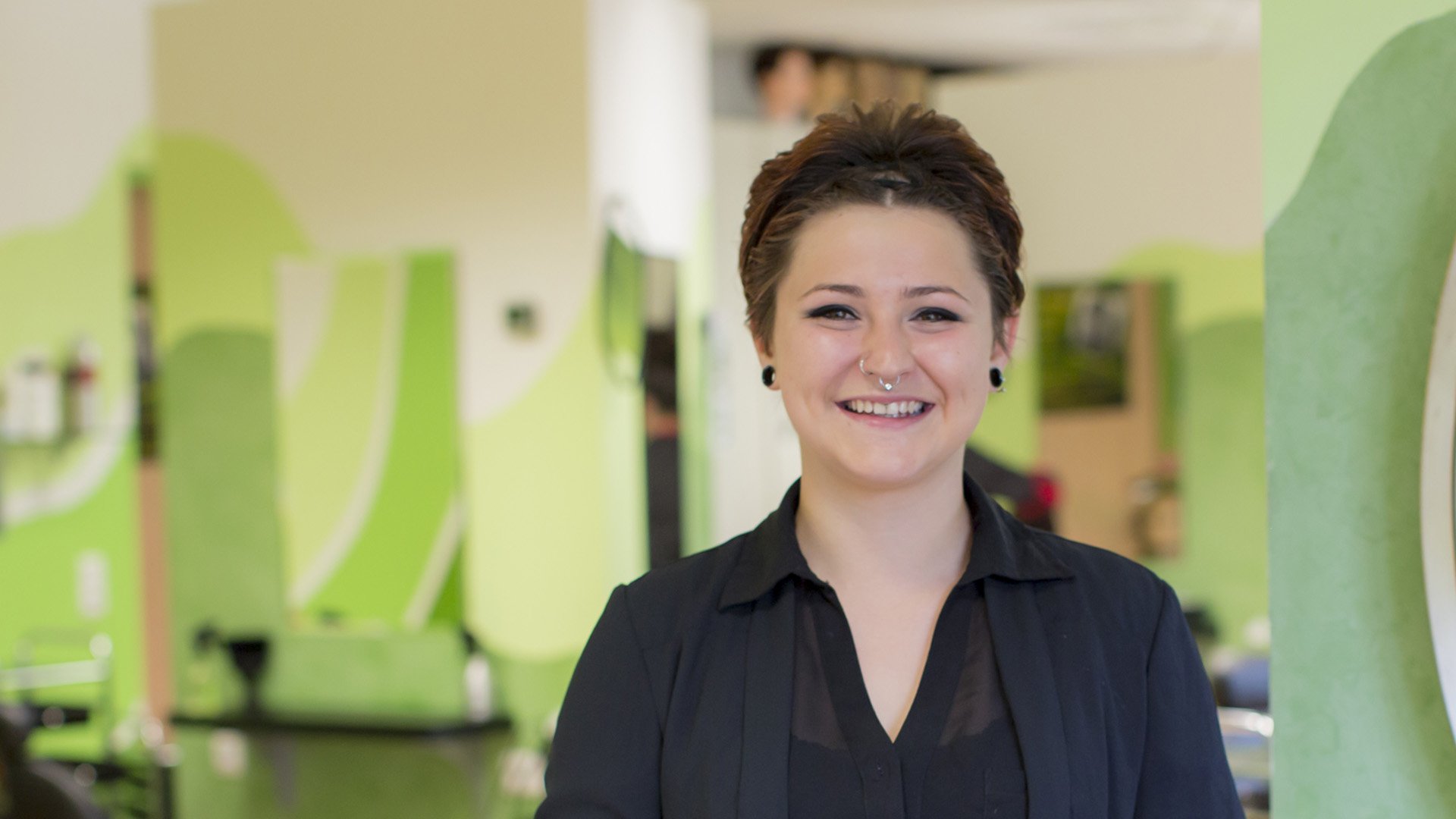 Jugendliche macht eine Ausbildung zur Friseurin