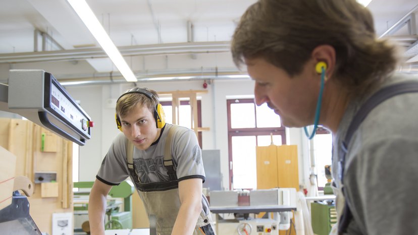 Teilnehmer der Arbeitserprobung Jugendlicher lernt bei der Arbeitserprobung den Beruf in der Praxis kennen