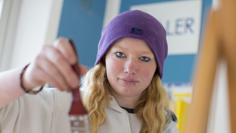 Jugendliche in der Ausbildung zur Malerin und Lackiererin Auszubildende führt Lehrtätigkeit im Rahmen ihrer Ausbildung zur Malerin und Lackiererin aus