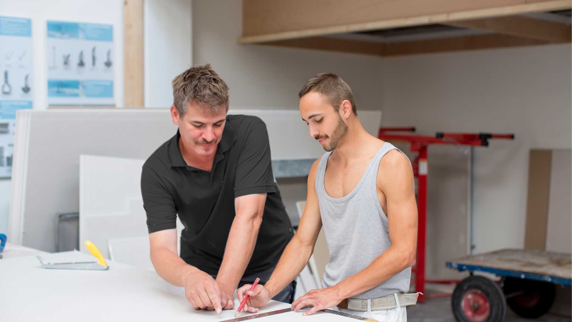 Assistierte Ausbildung AsA flex Bild, Lehrkraft zeigt Schüler wie etwas angezeichnet wird