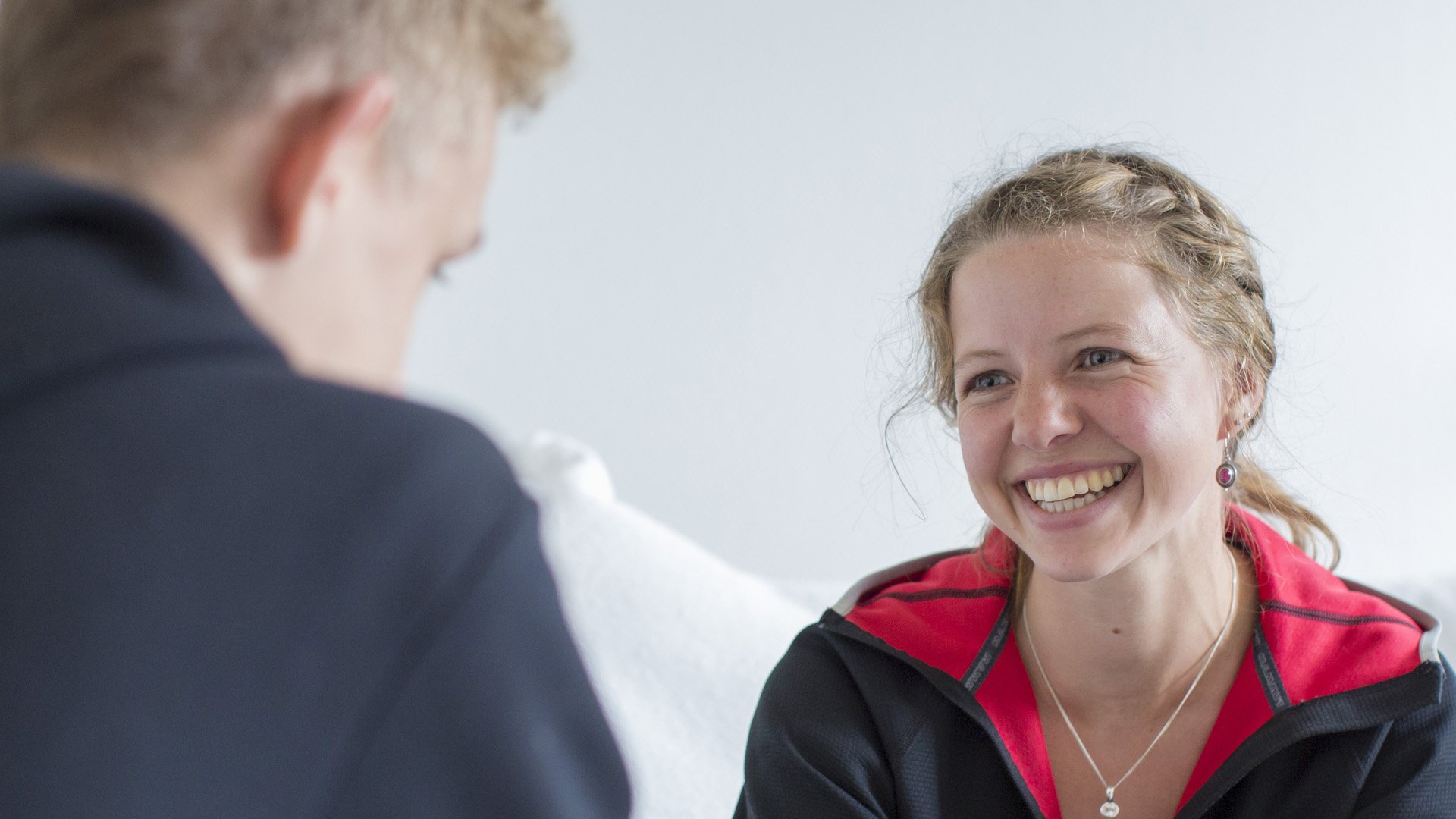 Expertin der Erziehungsbeistandschaften Unterallgäu mit Jugendlichen im Austausch