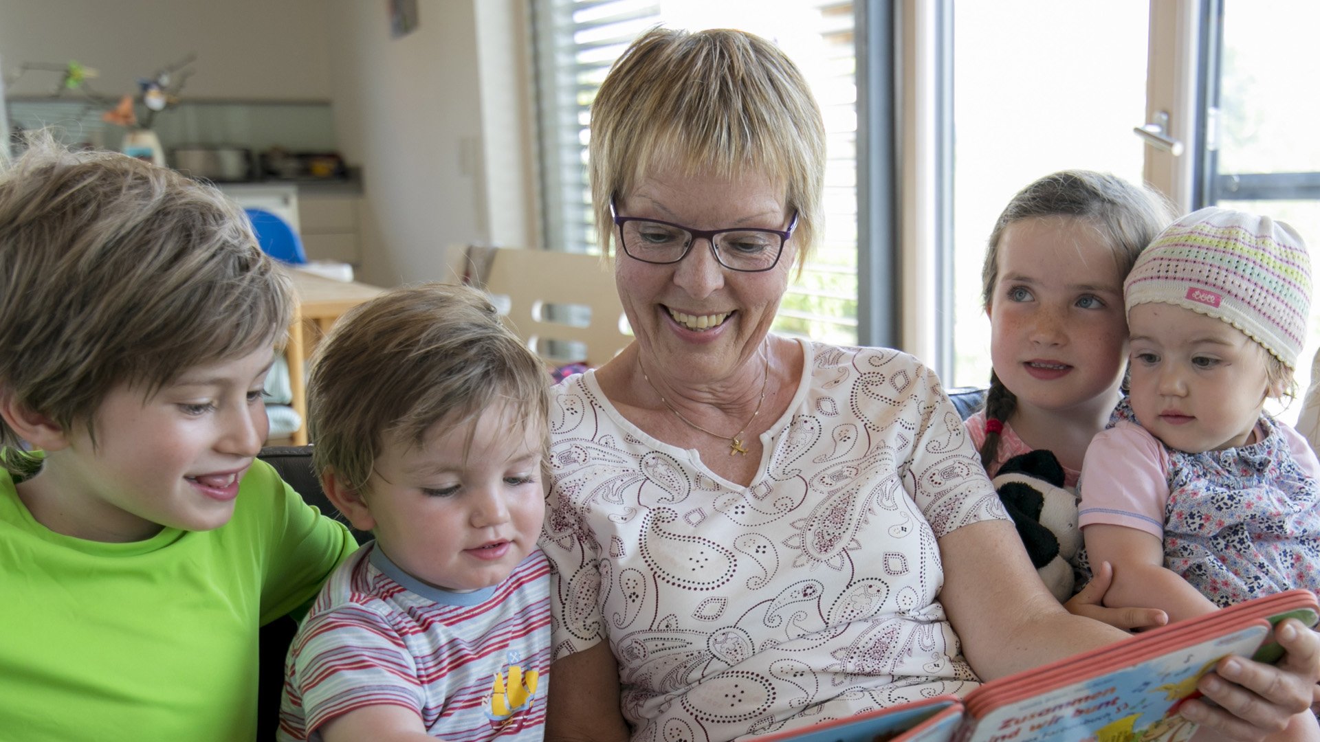 Familienpatin liest Kindern vor