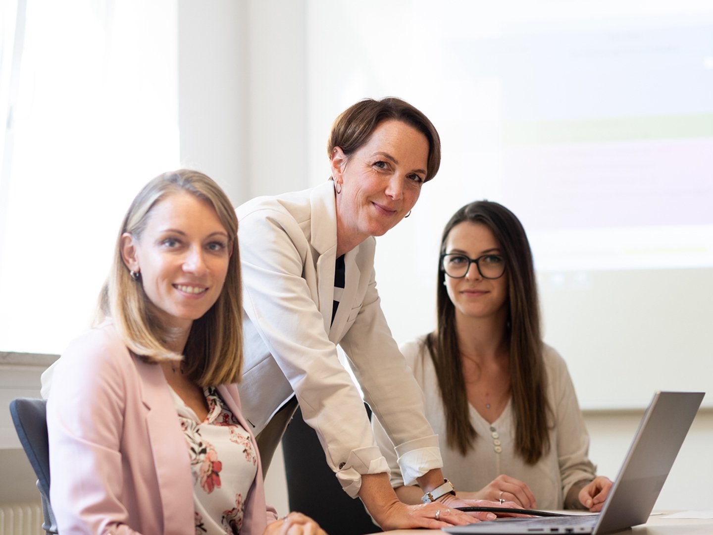 Lehrsituation Ausbildung Kauffrau für Büromanagement Auszubildende Kauffrau für Büromanagement mit Ausbilderin in Lernsituation.
